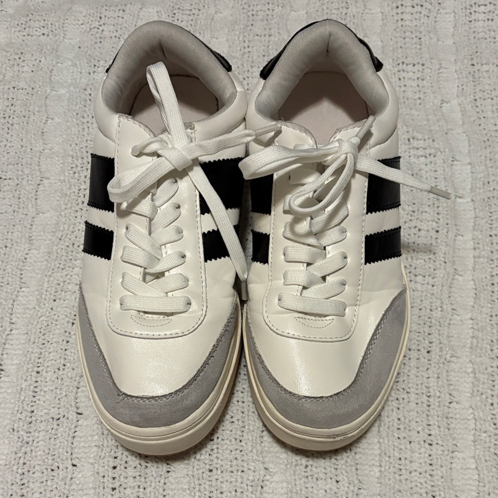 Madden Girl Size Women’s 7.5 White with Black Stripes Navida Sneakers